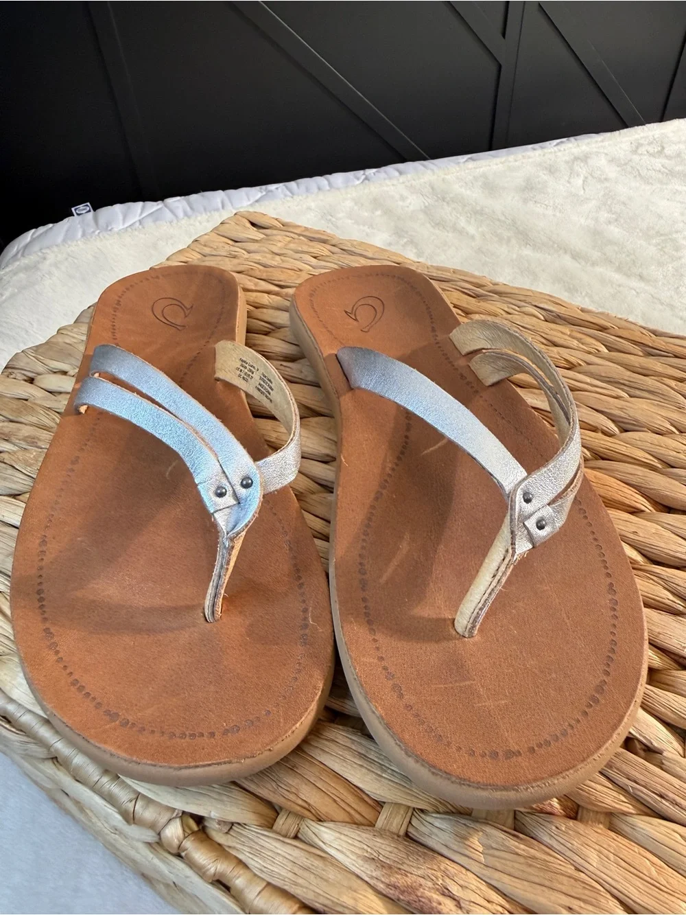 OluKai Kapahe Luana Metallic Leather Flip Flop Sandals Silver/Tan Women’s 7 EU 3